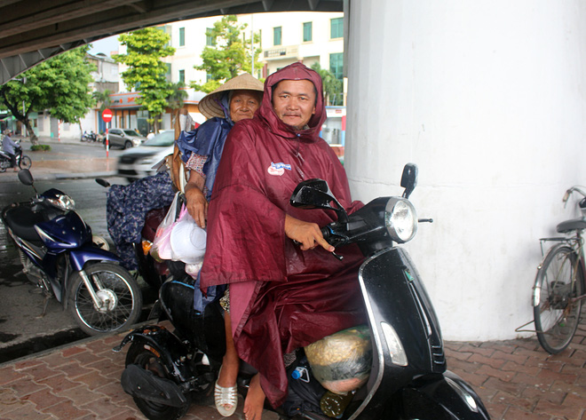 Con trai tật nguyền 30 năm chở mẹ rong ruổi mưu sinh khắp đường phố Đà Nẵng - Ảnh 11.