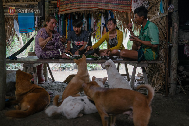 Cặp vợ chồng trong bộ ảnh 25 năm gắn bó cánh đồng: Gặp nhau lúc 16 tuổi, yêu nhau 3 năm, mỗi năm chỉ gặp được đúng 1 lần - Ảnh 11.