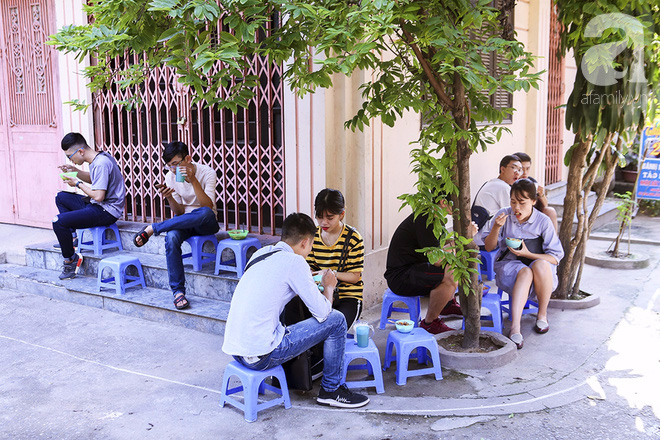  Ngày thu, ghé hàng bánh rán mặn vỉa hè 30 năm tuổi gần Hồ Tây, đông tới mức khách phải lấy số xếp hàng - Ảnh 11.