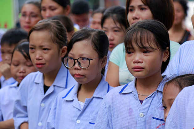 Viện trưởng Viện huyết học truyền máu trung ương nghỉ hưu, hàng trăm y bác sĩ, bệnh nhân xếp hàng chia tay trong nước mắt - Ảnh 12.