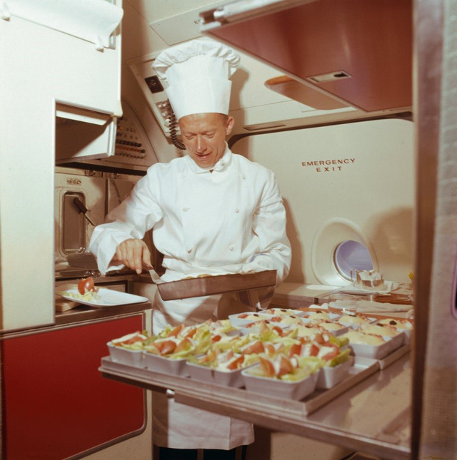 13 bức ảnh cho thấy bữa ăn trên máy bay cách đây 60 năm sang chảnh gấp chục lần ngày nay - Ảnh 11.