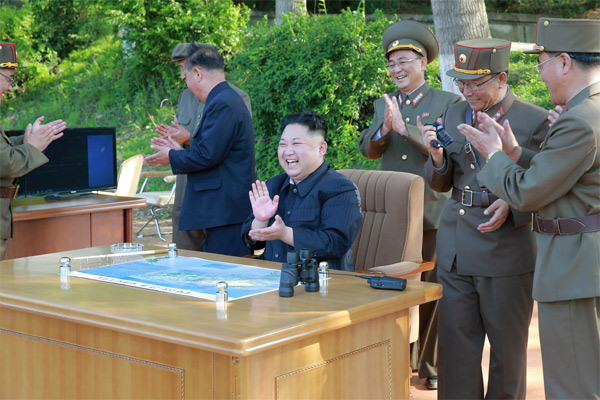 Hình ảnh ông Kim Jong Un sung sướng khi phóng tên lửa thành công - Ảnh 11.