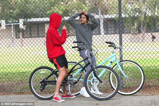 On a cycling date together, Justin - Selena are a beautiful and cute couple like they are filming a romantic movie - Photo 11.