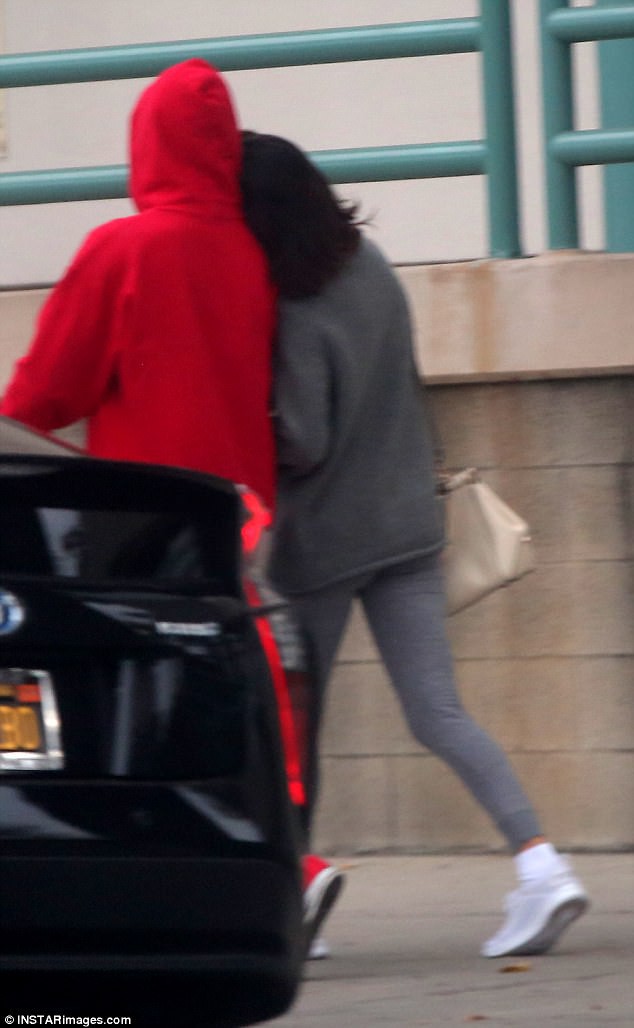 Selena Gomez diện áo ngắn khoe body sau khi tái hợp Justin Bieber - Ảnh 12.