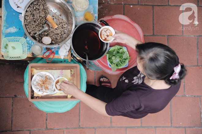 Hàng bánh cuốn già bằng cả đời người, 70 năm tuổi trên phố Thụy Khuê, từ thời bao cấp vẫn giữ giá 10 nghìn/đĩa đầy - Ảnh 11.