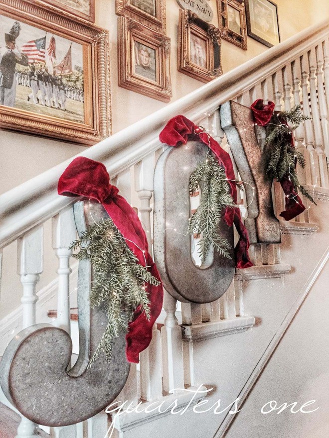 Ý tưởng trang trí cầu thang đơn giản mà lung linh để đón Giáng sinh đang tới gần - Ảnh 11.