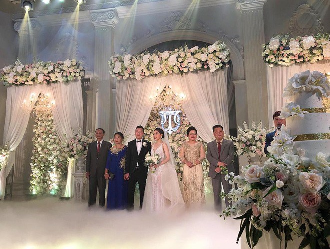 Đám cưới sang chảnh với 10.000 bông hoa tươi và váy đính 5.000 kim sa của cô dâu xinh đẹp - Ảnh 11.