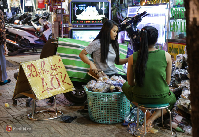 Nhiều nhân viên cửa hàng thời trang ở Sài Gòn cầm bảng giá tràn ra đường chào mời khách dịp cận Tết - Ảnh 12.
