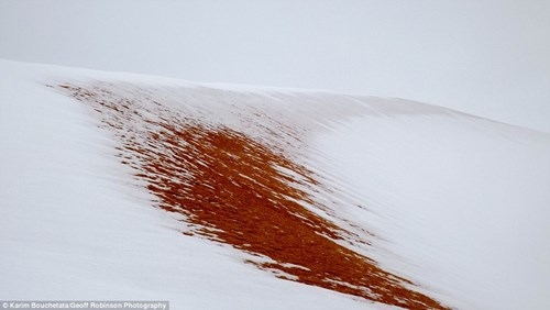 Không thể tin nổi: Tuyết rơi trên sa mạc lớn nhất thế giới sau 38 năm - Ảnh 6.