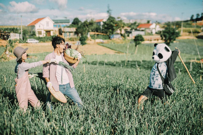 Chỉ cần yêu nhau thật nhiều thì ảnh cưới chụp ở... vườn rau cũng khiến người ta xuýt xoa - Ảnh 12.