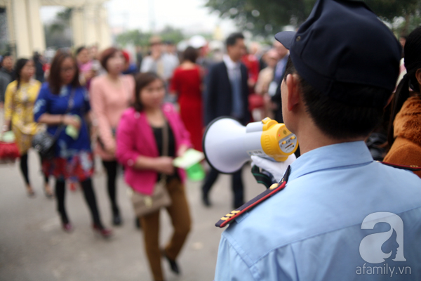 Lễ hội hoa hồng ở Hà Nội: Người dân chen chúc mua vé từ sớm nhưng không được vào bên trong - Ảnh 12.