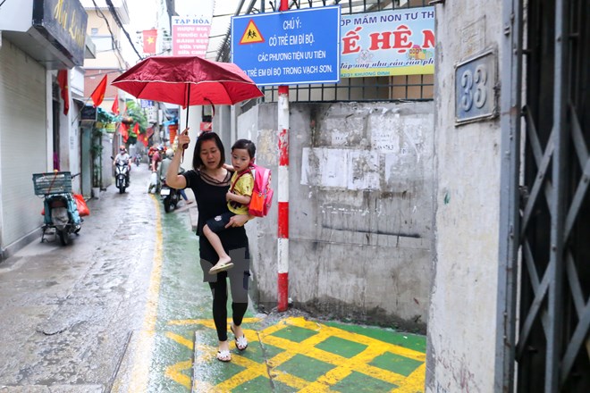 Cận cảnh làn đường ưu tiên BRT trong ngõ đầu tiên ở Hà Nội - Ảnh 12.