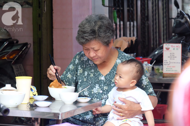 Ở Sài Gòn mà chưa xem xiếc mì, chưa ăn tô sủi cảo Thiệu Ký, bạn vẫn chưa hưởng hết lạc thú chánh hiệu Sài Gòn - Ảnh 12.