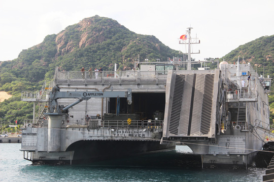 Cận cảnh tàu hải quân Nhật, Mỹ thăm Cam Ranh - Ảnh 12.