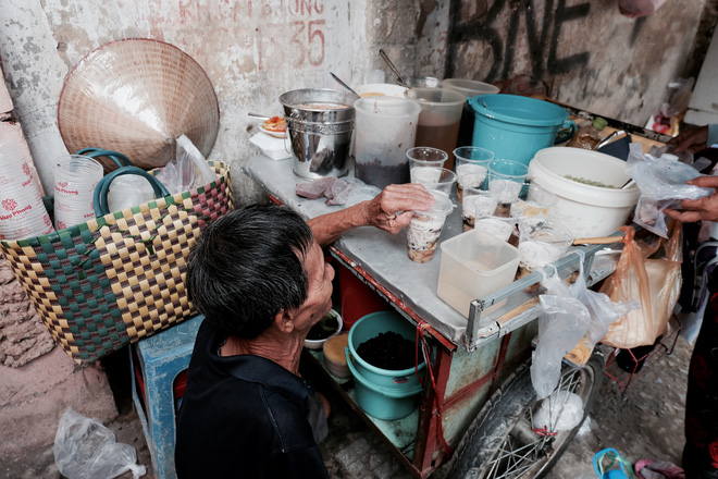 Chuyện của chú Ba Sài Gòn - Người đàn ông 40 năm đẩy xe bán chè vỉa hè chỉ bằng một tay - Ảnh 12.