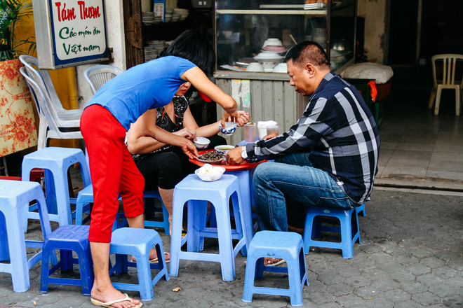 Quán ốc đặc biệt ở Hà Nội: Suốt 20 năm chủ và nhân viên không nói với khách một lời - Ảnh 13.