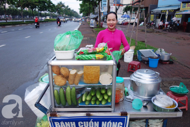 Chị bán bánh ướt lề đường dễ thương nhất Sài Gòn: Buồn hay vui cũng hết một ngày, thôi chọn vui cho sướng - Ảnh 11.