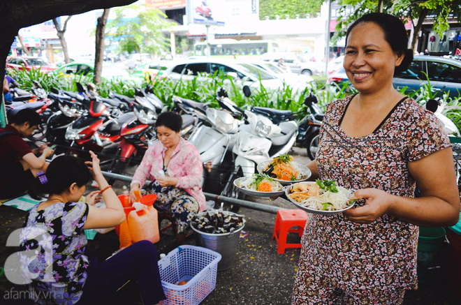  Xe gỏi khô bò đặc biệt nhất Sài Gòn: 50 năm không có quán hàng, khách ngồi la liệt dưới gốc cây - Ảnh 12.