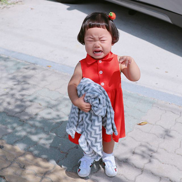 Cô nhóc Hàn Quốc có mái tóc gáo dừa dễ thương đi đâu cũng được xuýt xoa - Ảnh 12.