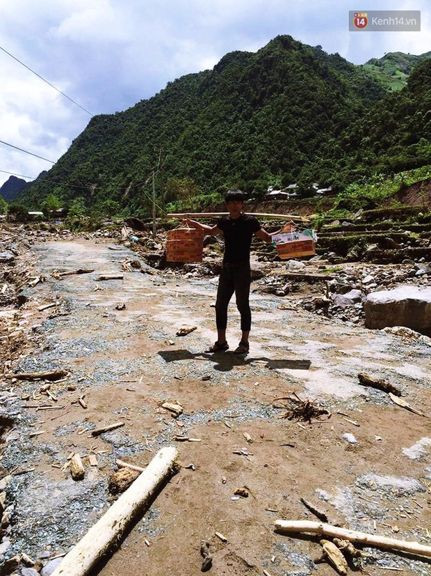 Tình người trong lũ dữ Mù Cang Chải: Chiến sĩ ăn mì tôm sống, vác gạo vượt hàng chục km đường rừng giúp đỡ bà con - Ảnh 13.