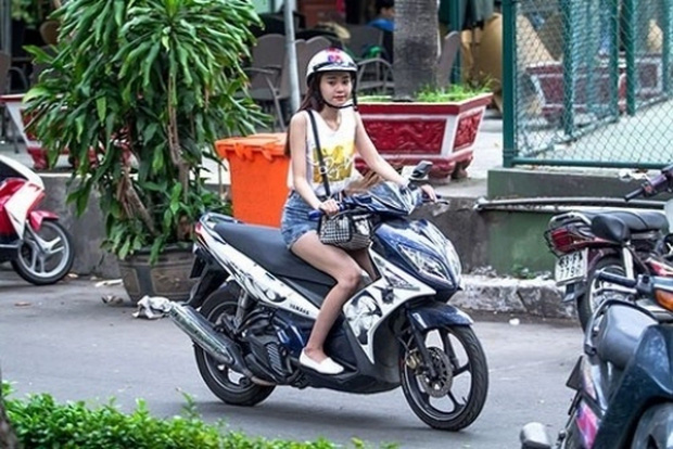 Sau sự hào nhoáng bên ngoài của showbiz, vẫn có những sao Việt giản dị đi xe máy, ăn mì tôm giản dị - Ảnh 12.