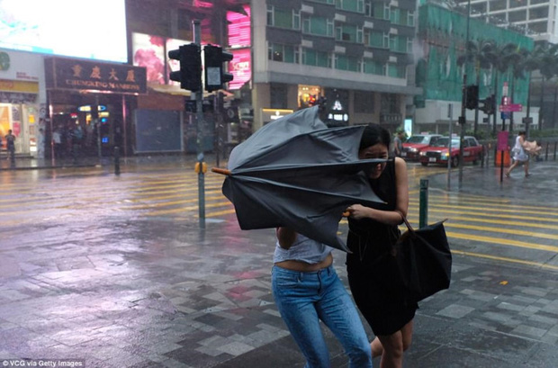 Chùm ảnh: Người dân Trung Quốc hoảng loạn chống chọi với siêu bão mạnh nhất trong năm - Ảnh 12.