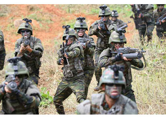 Chủ tịch Kim giám sát quân đội Triều Tiên tập trận chiếm đảo - Ảnh 12.