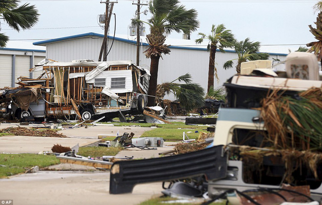 Những hình ảnh khủng khiếp khi siêu bão Harvey đổ bộ bang Texas, Mỹ: Nhà cửa tan hoang, đã có người chết - Ảnh 14.