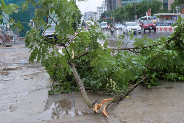 Người dân từ các tỉnh đổ về Thủ đô chật vật di chuyển trong mưa lớn sau kì nghỉ lễ kéo dài - Ảnh 12.