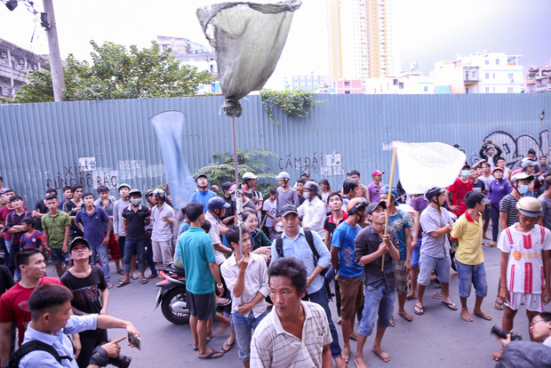 Vợt chế từ mùng, bao gạo và... thùng xốp - Đội quân giật cô hồn ở Sài Gòn ngày càng chuyên nghiệp - Ảnh 12.