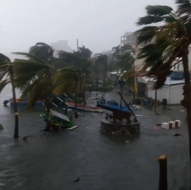 Khu vực Caribbe hoang tàn khi bão Irma đổ bộ, nhiều hòn đảo gần như bị phá hủy hoàn toàn - Ảnh 12.