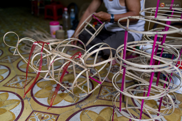 Chùm ảnh: Xóm lồng đèn giấy kính truyền thống ở Sài Gòn tất bật mùa Trung thu - Ảnh 12.