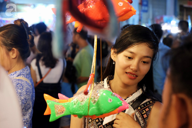  Muôn màu cuộc sống trên phố đèn lồng nổi tiếng nhất Sài Gòn - Ảnh 12.