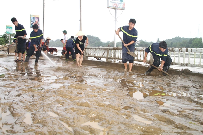 Lực lượng CAND bám địa bàn, giúp nhân dân trong mưa lũ - Ảnh 12.