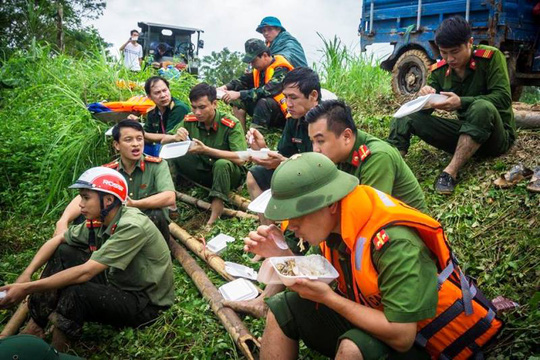 Công an, bộ đội dầm mình trong nước ăn vội, giúp dân chống lũ dữ - Ảnh 11.