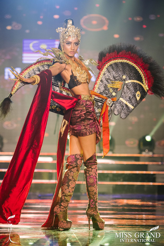 Chuyện hy hữu: BTC Miss Grand International công bố nhầm Top 1 bình chọn Trang phục dân tộc giữa Việt Nam và Indonesia - Ảnh 12.