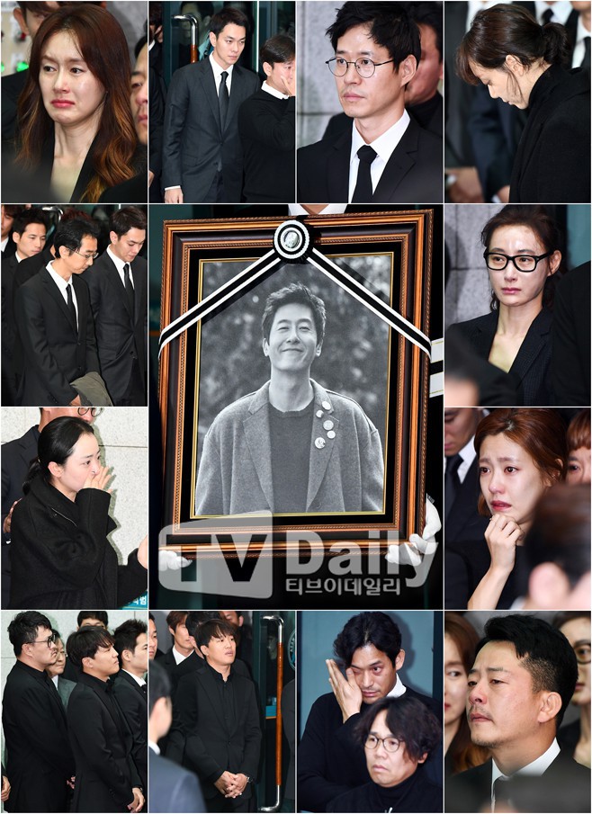Loạt sao Hàn không kìm nổi nước mắt, cùng hàng trăm fan đưa tiễn tài tử Reply 1988 tại lễ tang - Ảnh 12.