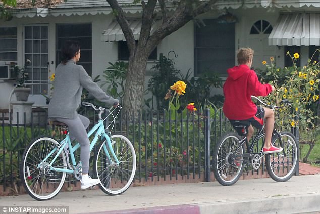 Hẹn hò đạp xe cùng nhau, Justin - Selena đẹp đôi và dễ thương như đang quay một bộ phim tình cảm - Ảnh 12.
