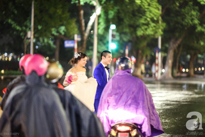  Hà Nội vào mùa cưới, một mét vuông mấy chục cô dâu chen nhau tạo dáng, bất chấp gió mưa - Ảnh 12.