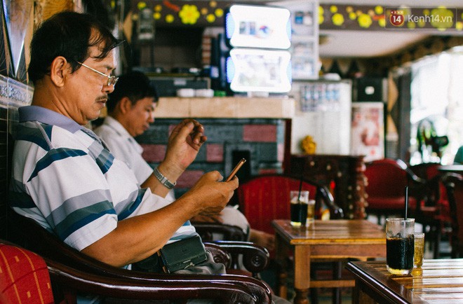 Chùm ảnh: Người Sài Gòn và thói quen uống cafe cóc từ lúc mặt trời chưa ló dạng cho đến chiều tà - Ảnh 12.