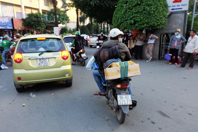 Ngày làm việc cuối cùng trước kỳ nghỉ Tết Dương lịch 2018: Đang ùn tắc kéo dài ở cửa ngõ sân bay Tân Sơn Nhất - Ảnh 12.