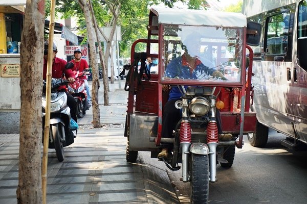 Giao thông cửa ngõ Tân Sơn Nhất hỗn loạn trong ngày đầu phân luồng - Ảnh 12.