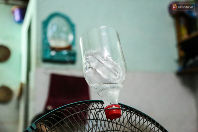Đứng trong chậu nước nấu ăn, tự chế quạt phun nước... là cách SV ở trọ đối phó với cái nóng như lò thiêu ở Sài Gòn - Ảnh 13.