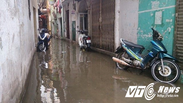 Mưa lớn đầu mùa, phố Hà Nội ngập sâu, giao thông ùn tắc - Ảnh 13.