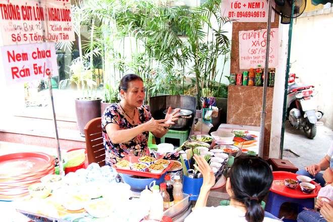 Quán ốc đặc biệt ở Hà Nội: Suốt 20 năm chủ và nhân viên không nói với khách một lời - Ảnh 14.