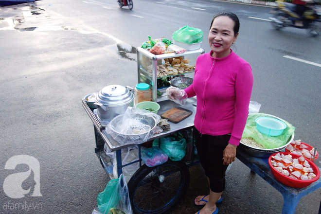 Chị bán bánh ướt lề đường dễ thương nhất Sài Gòn: Buồn hay vui cũng hết một ngày, thôi chọn vui cho sướng - Ảnh 12.