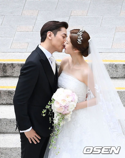 Đám cưới Eric Mun và Na Hye Mi trở thành tâm điểm vì đẹp như phim, hội tụ dàn phù rể khủng - Ảnh 13.