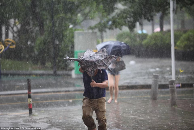 Chùm ảnh: Người dân Trung Quốc hoảng loạn chống chọi với siêu bão mạnh nhất trong năm - Ảnh 13.