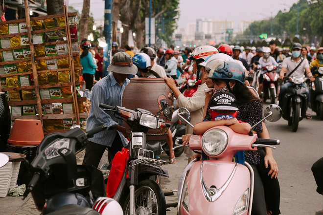 Hàng chục gian hàng gần sân bay Tân Sơn Nhất ồ ạt thanh lý chó, gà, cây cảnh, giao thông Sài Gòn hỗn loạn - Ảnh 12.