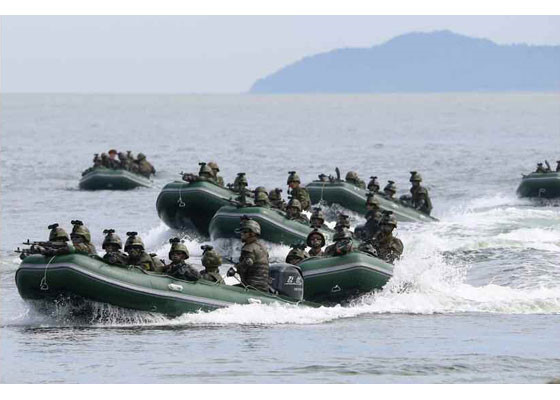 Chủ tịch Kim giám sát quân đội Triều Tiên tập trận chiếm đảo - Ảnh 13.